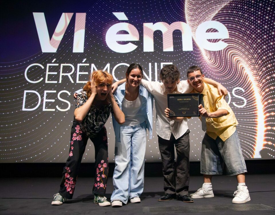 Étudiants de l'ISPRA recevant le Prix du public catégorie documentaire lors de la VIe cérémonie des ISPRA Awards 2026