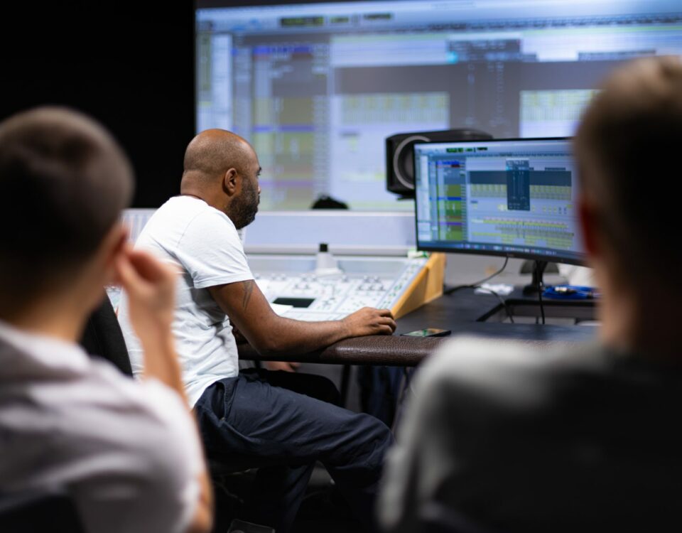 Masterclass de Fred Nlandu en studio son avec les étudiants de l'ISPRA à Toulouse