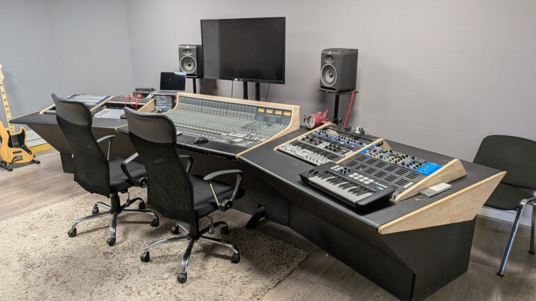 Studio de mixage de l'ISPRA à Ramonville-Saint-Agne avec console analogique et périphériques, matériel professionnel